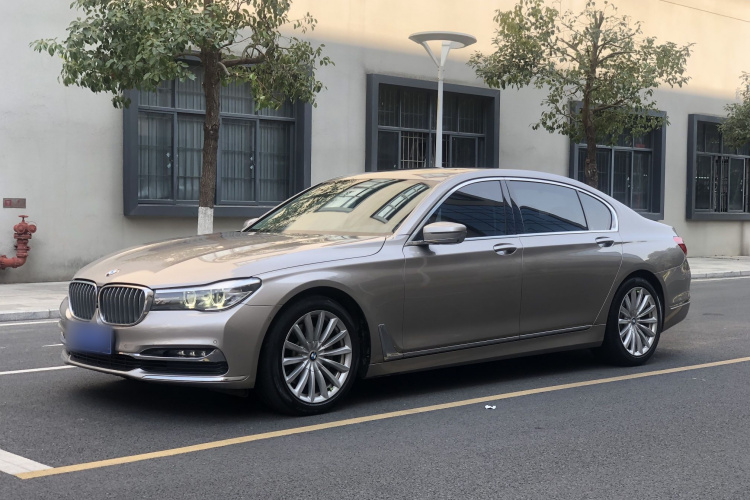 BMW 7 Series 2018 car image #2