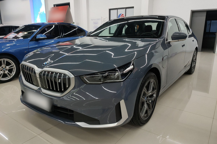 BMW i5 2025 car image #2
