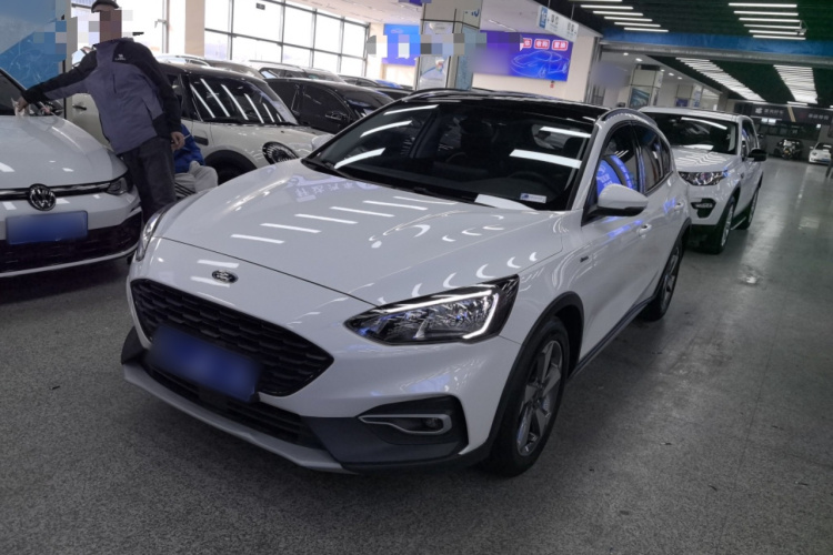 Ford Focus Active 2020 car image #2