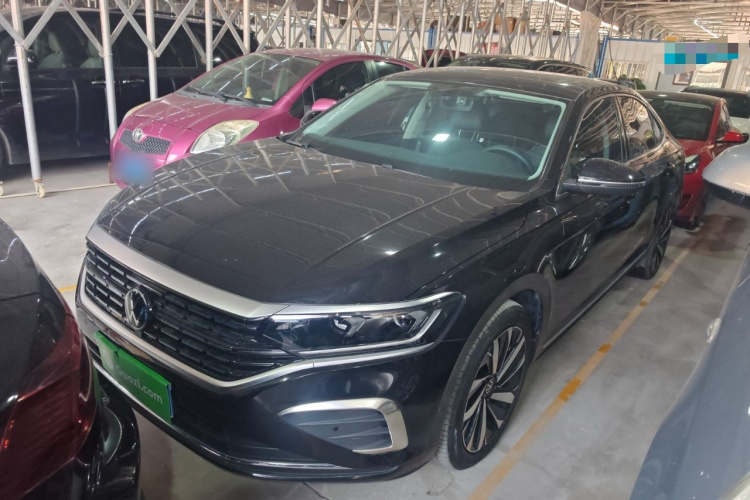 Volkswagen Passat 2024 car image #2