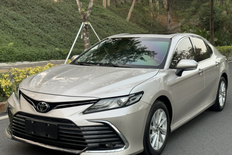Toyota Camry 2022 car image #2