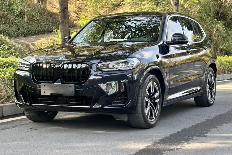 BMW iX3 2024 immagine di auto #2