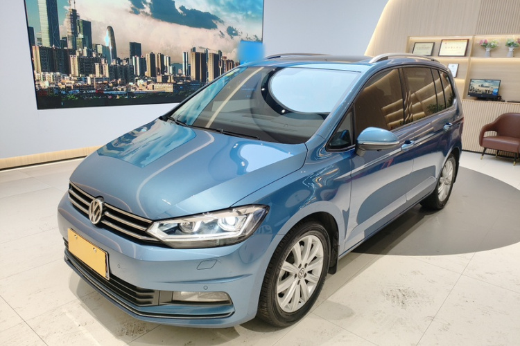 Volkswagen Touran 2018 car image #2