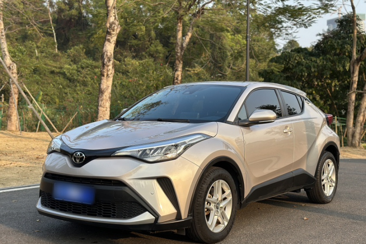 Toyota C-HR 2022 car image #2