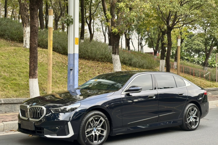 BMW i5 2024 car image #2