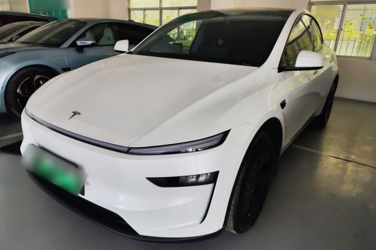 Tesla Model Y 2025 car image #2