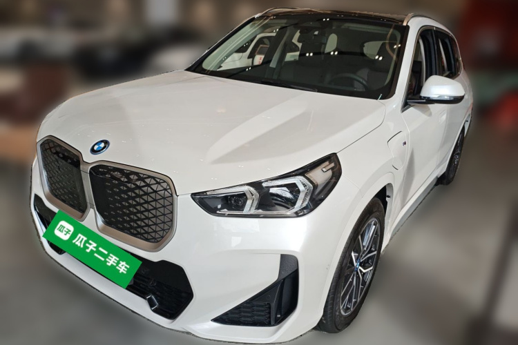 BMW iX1 2025 car image #2