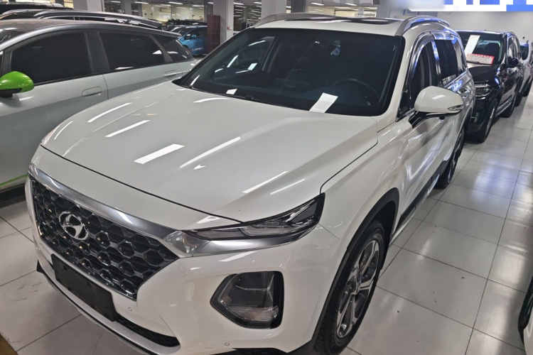 Hyundai Santa Fe 2022 car image #2