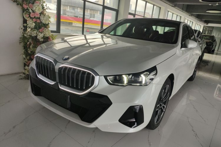 BMW 5 Series 2026 immagine di auto #2