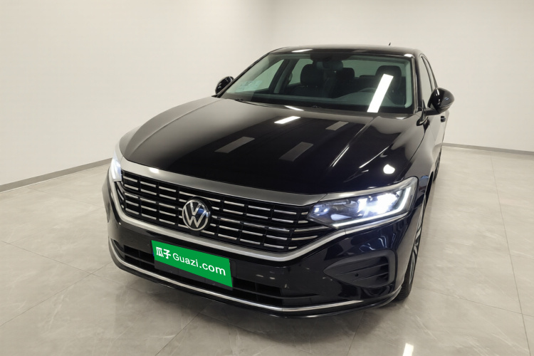 Volkswagen Passat 2025 immagine di auto #2