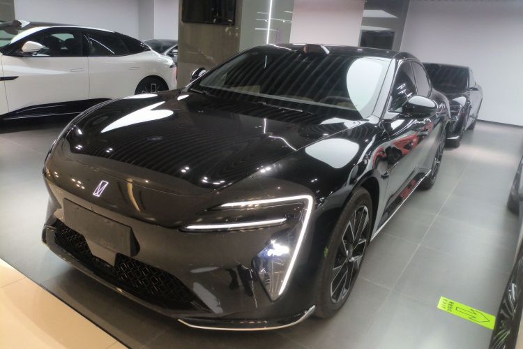 Avatr 06 2025 car image #2