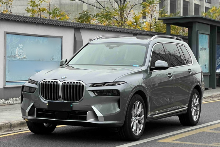 BMW X7 2023 صورة سيارة #2