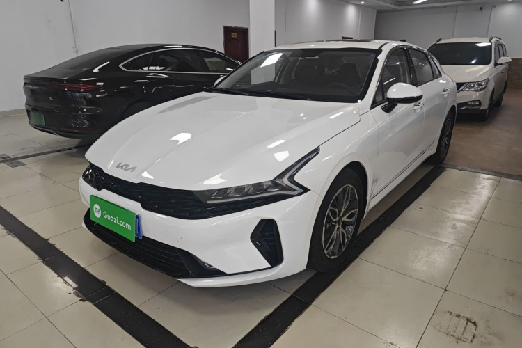 Kia K5 2025 car image #2