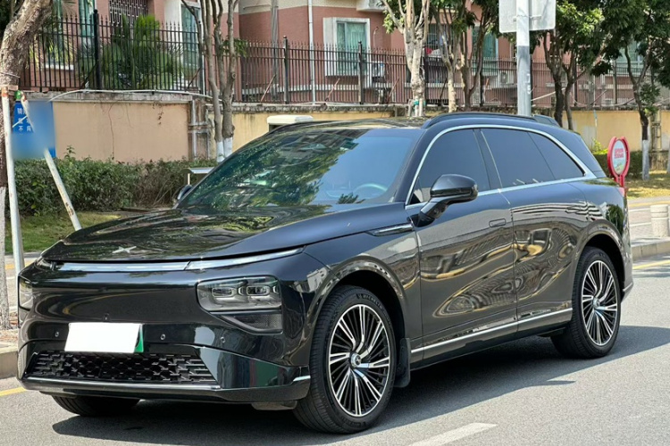 Xpeng G9 2023 صورة سيارة #2