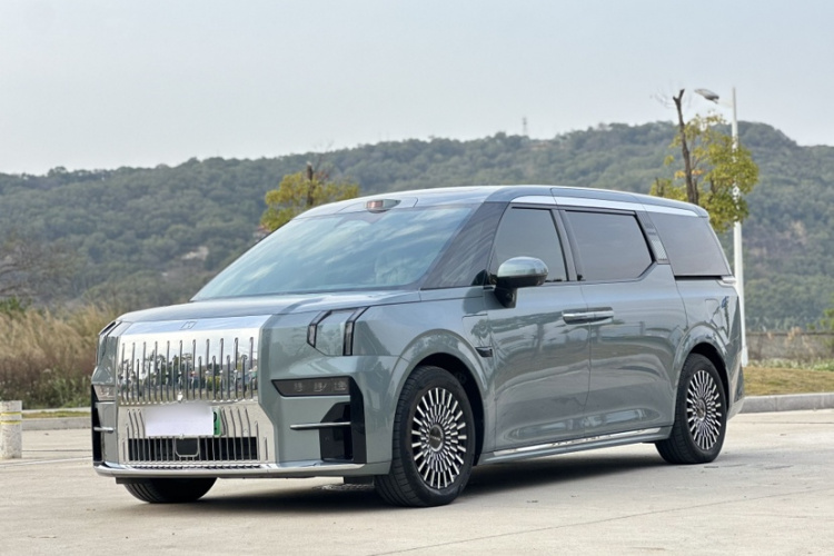 Zeekr 009 2025 car image #2