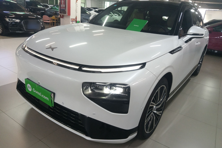 Xpeng G9 2025 car image #2