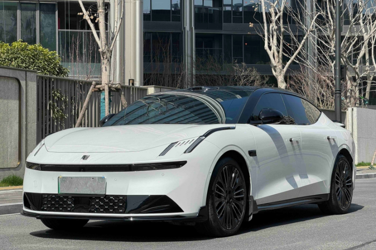 Lynk & Co 10 EM-P 2025 car image #2