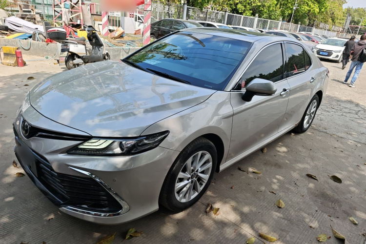 Toyota Camry 2023 immagine di auto #2