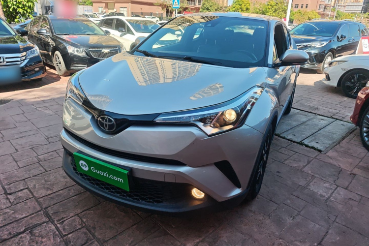 Toyota C-HR 2021 car image #2