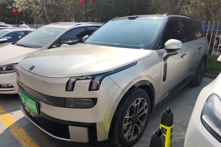 Lynk & Co 900 2025 car image #2