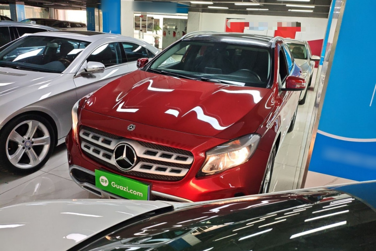 Mercedes-Benz GLA Class 2018 immagine di auto #2