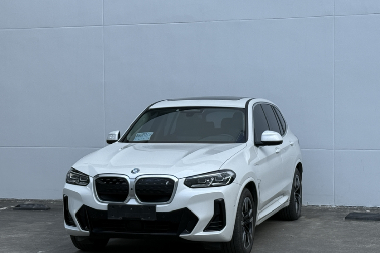 BMW iX3 2023 immagine di auto #2