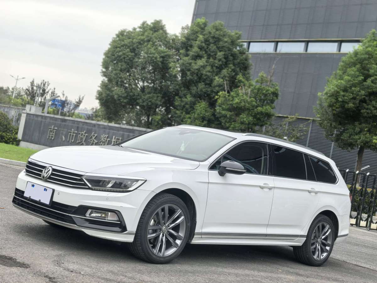 Volkswagen Passat Variant 2018 immagine di auto #2