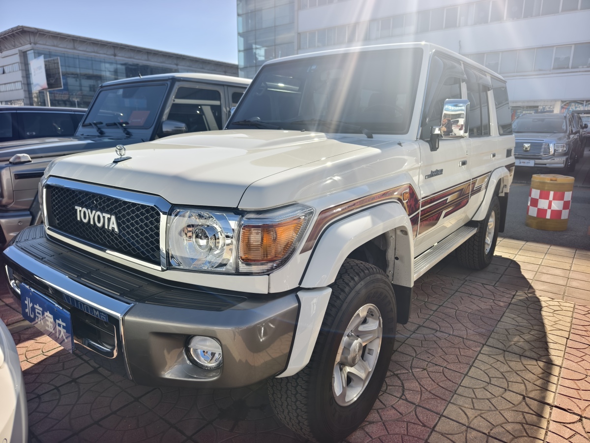 Toyota FJ Cruiser 2024 car image #2