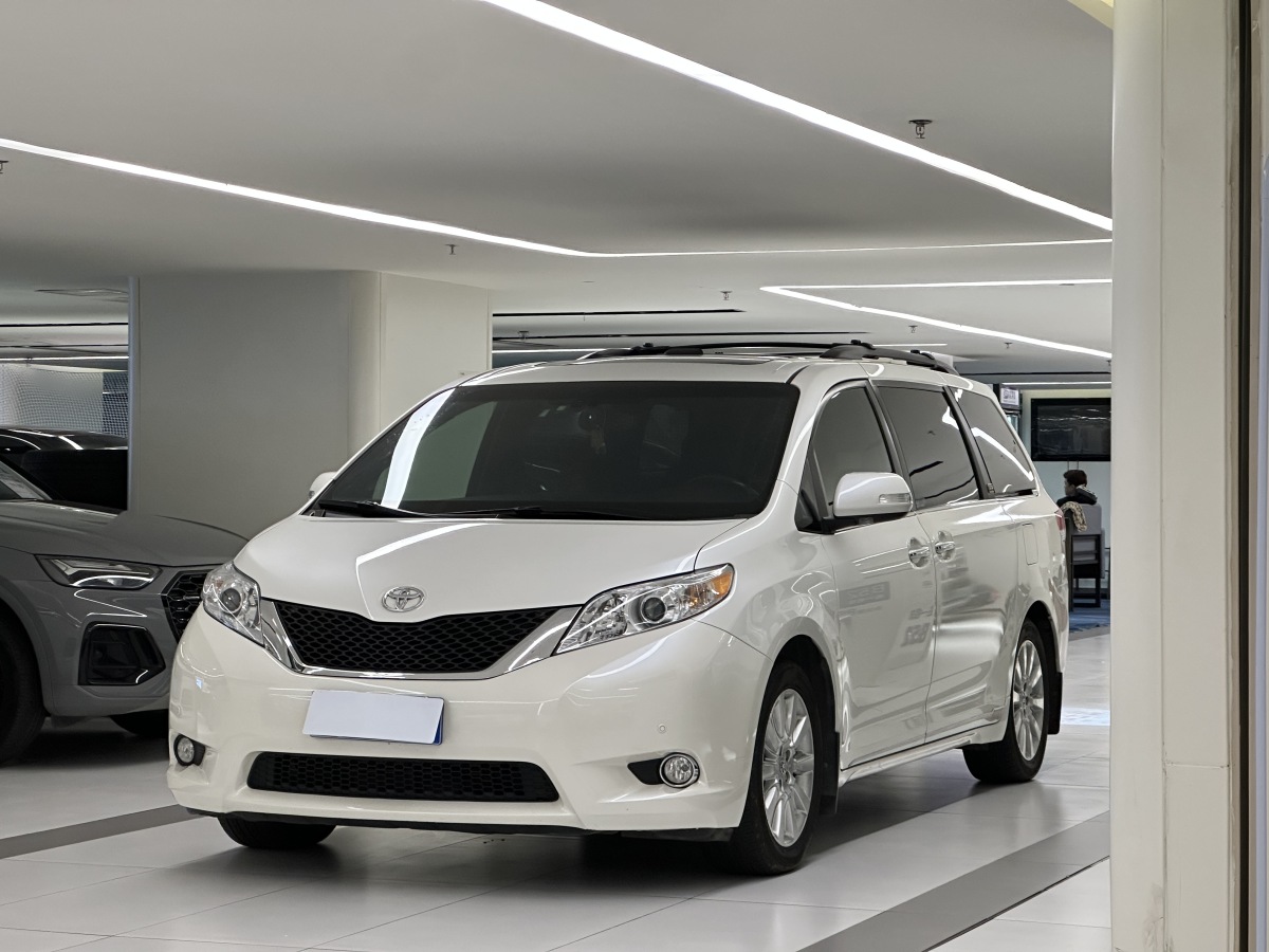 Toyota SIENNA 2014 car image #2