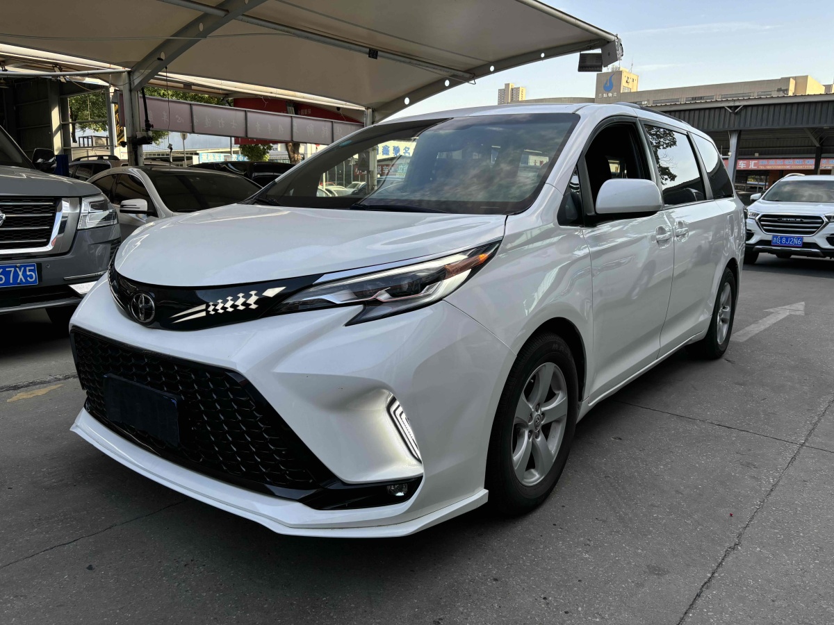 Toyota SIENNA 2015 car image #2