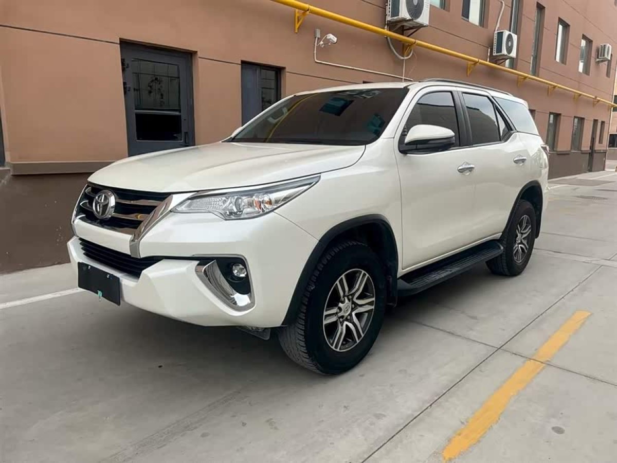 Toyota Fortuner 2018 immagine di auto #2