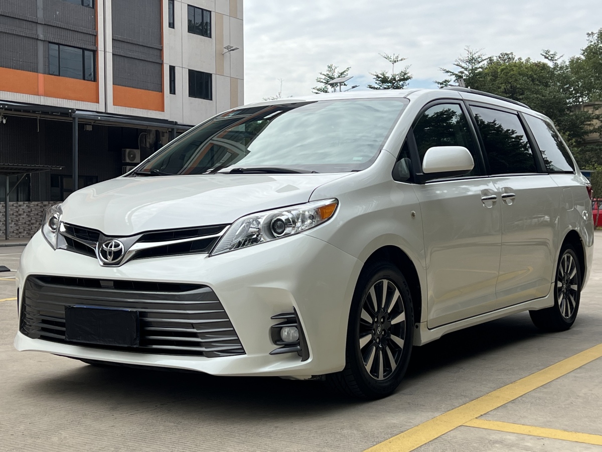 Toyota SIENNA 2018 #2 Toyota SIENNA 2018 car image #2
