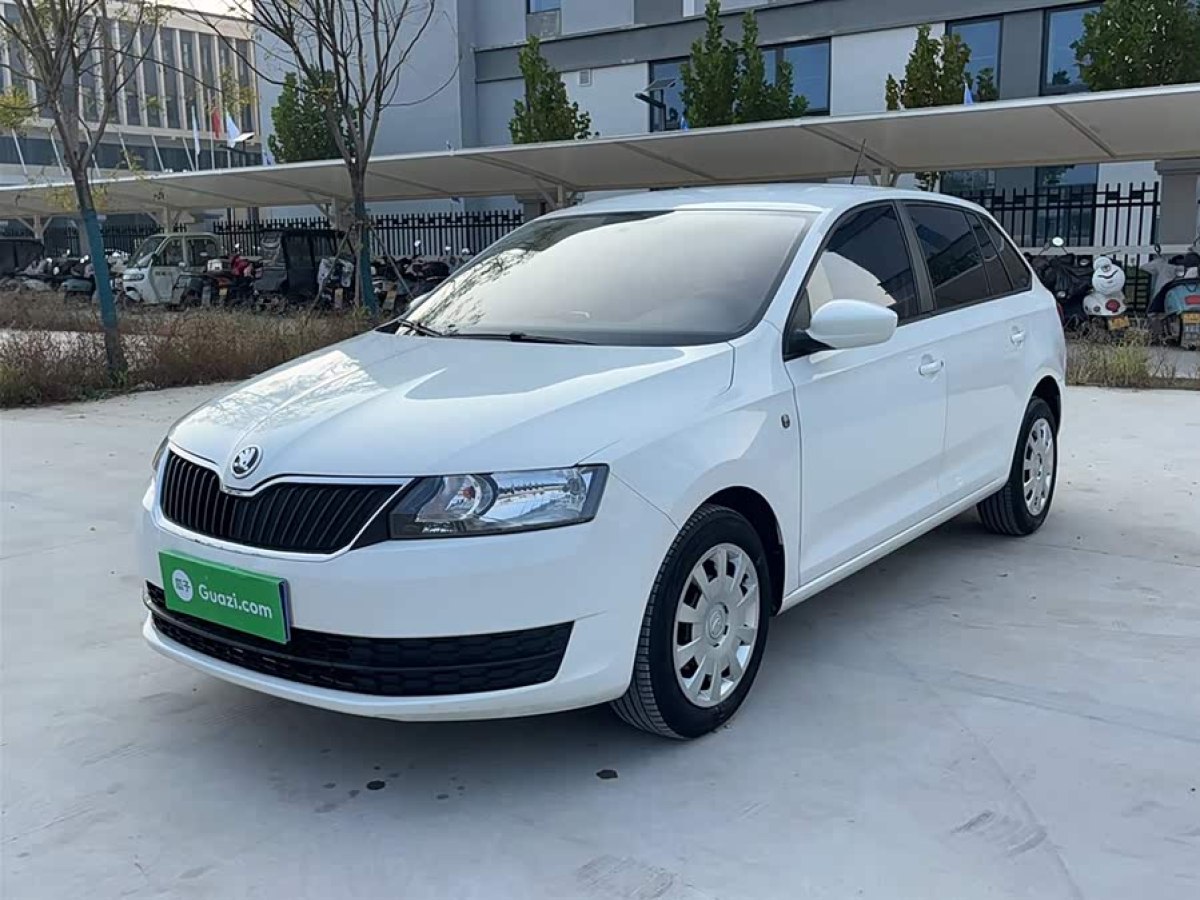 Skoda Rapid Spaceback 2014 car image #2