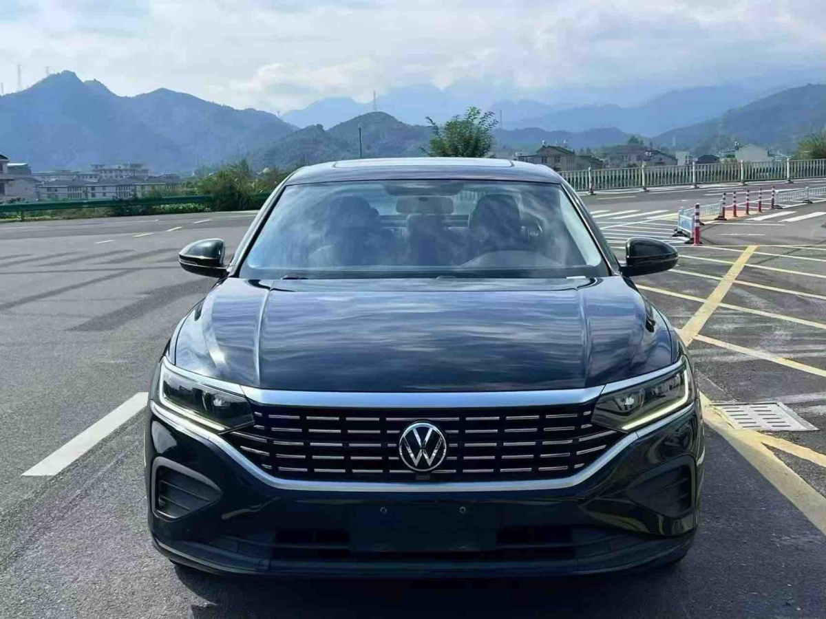 Volkswagen Passat 2022 car image #2