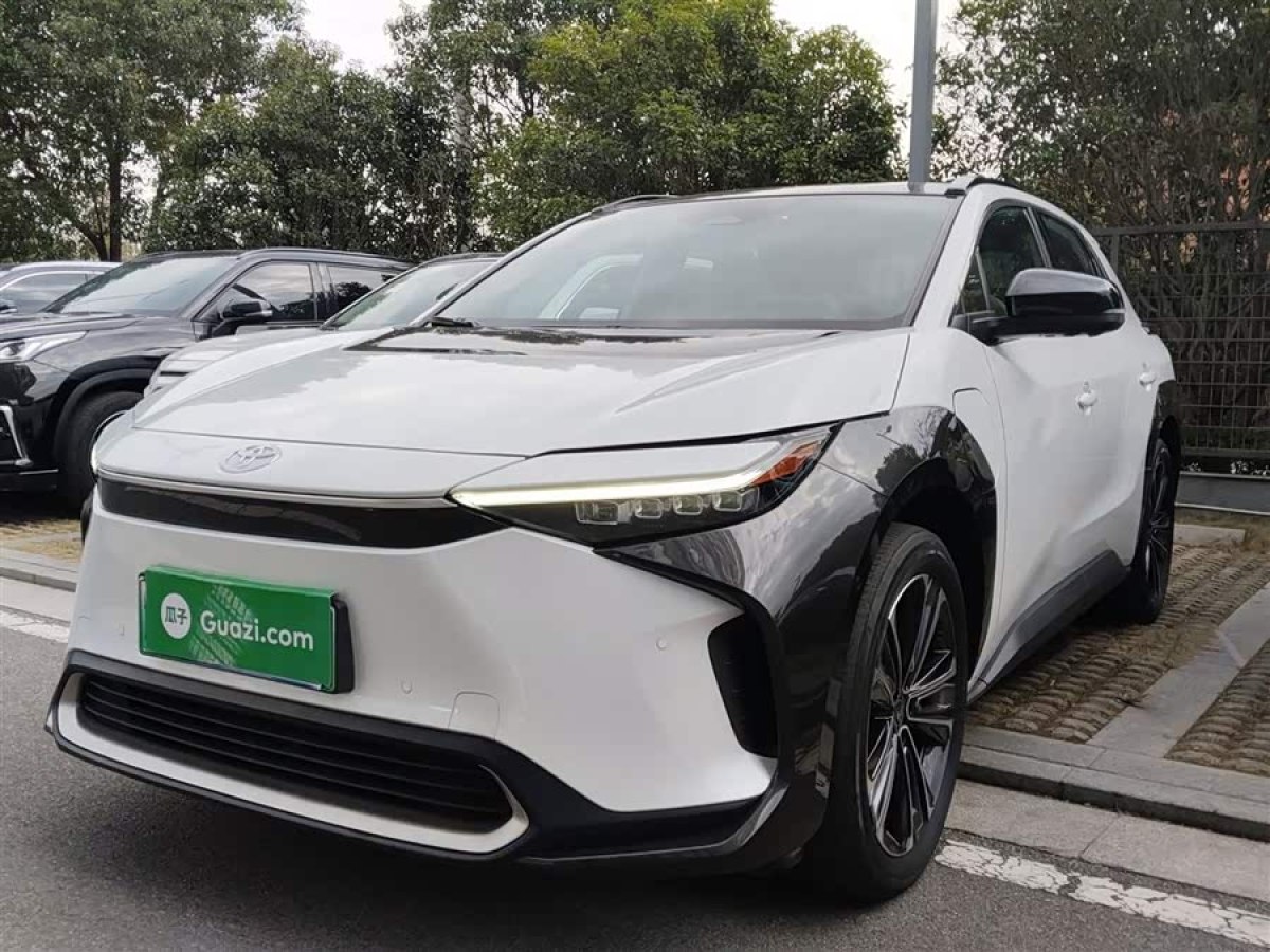 Toyota bZ4X 2022 immagine di auto #2