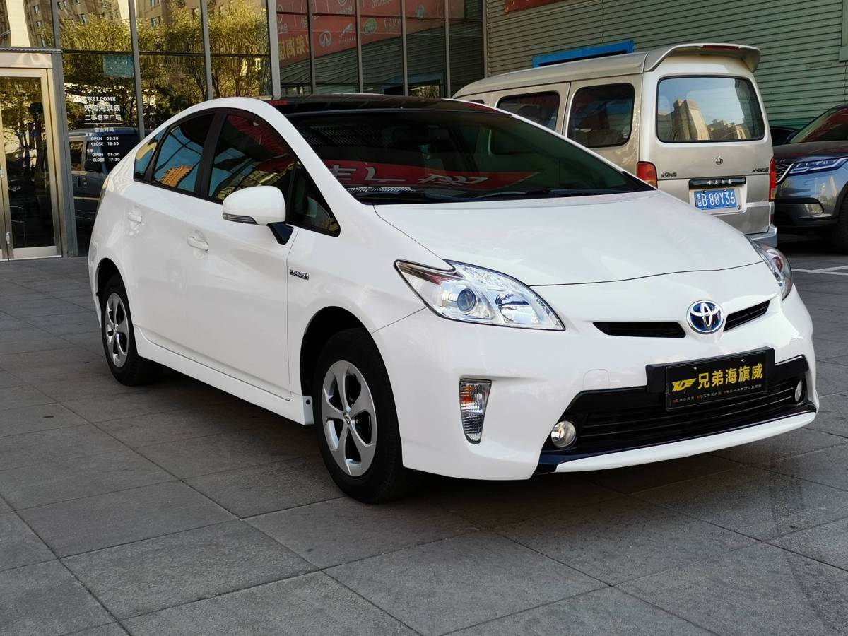 Toyota Prius 2015 car image #2