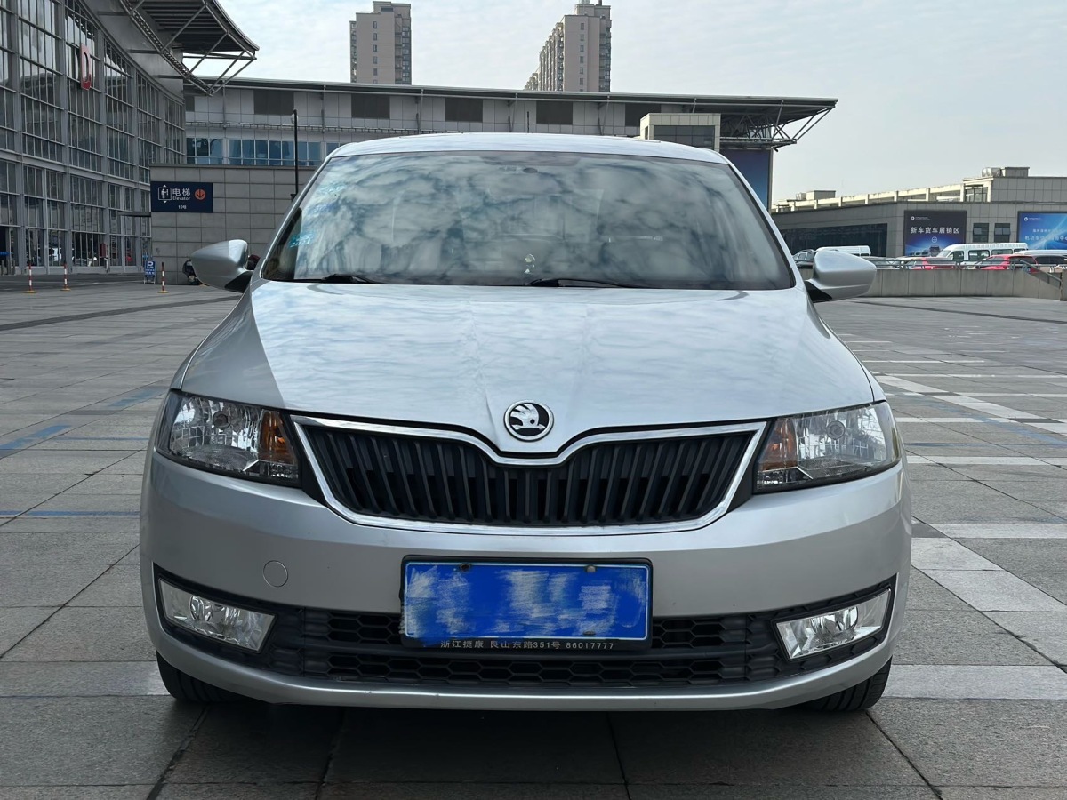 Skoda Rapid 2014 car image #2