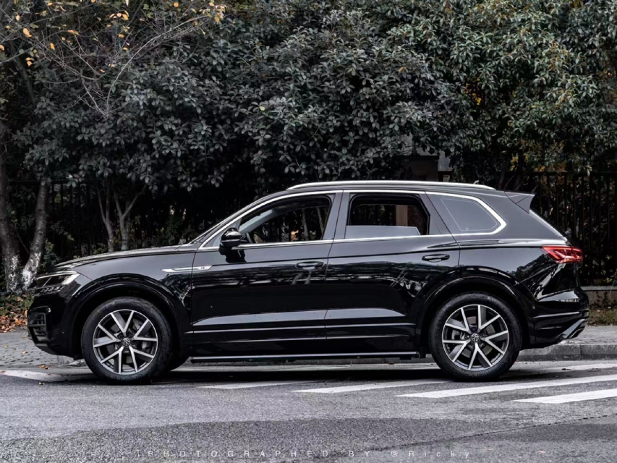 Volkswagen Touareg 2022 car image #2