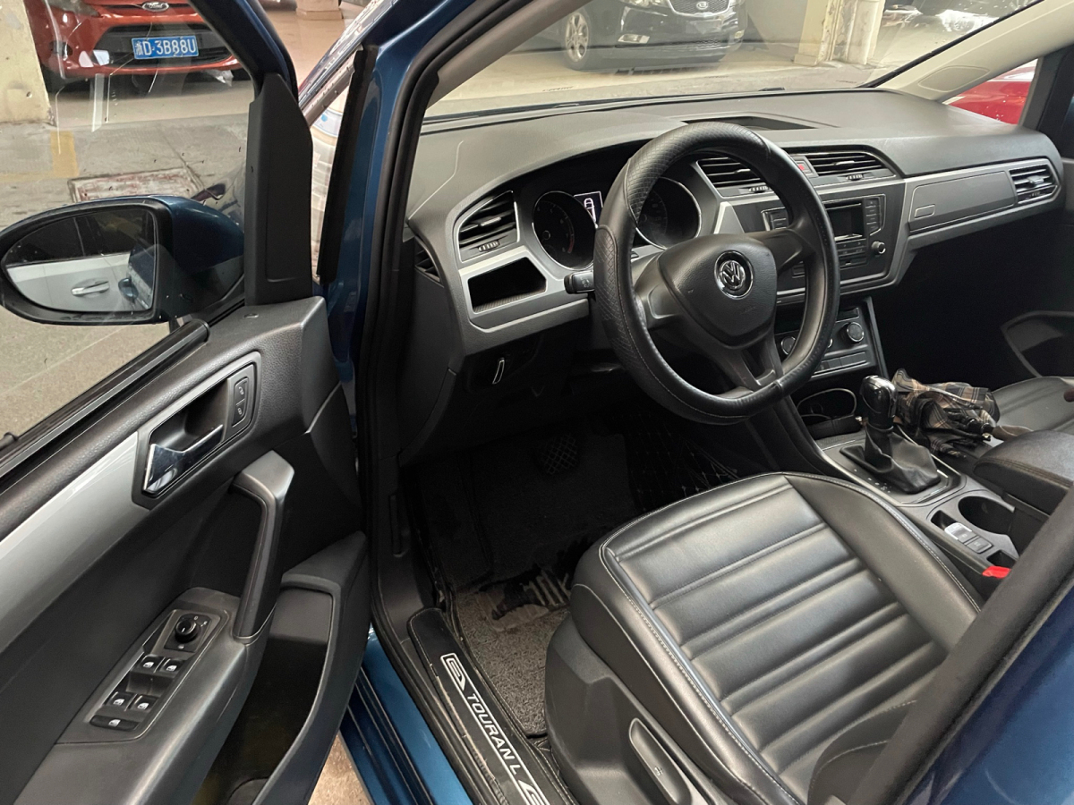 Volkswagen Touran 2020 immagine di auto #2