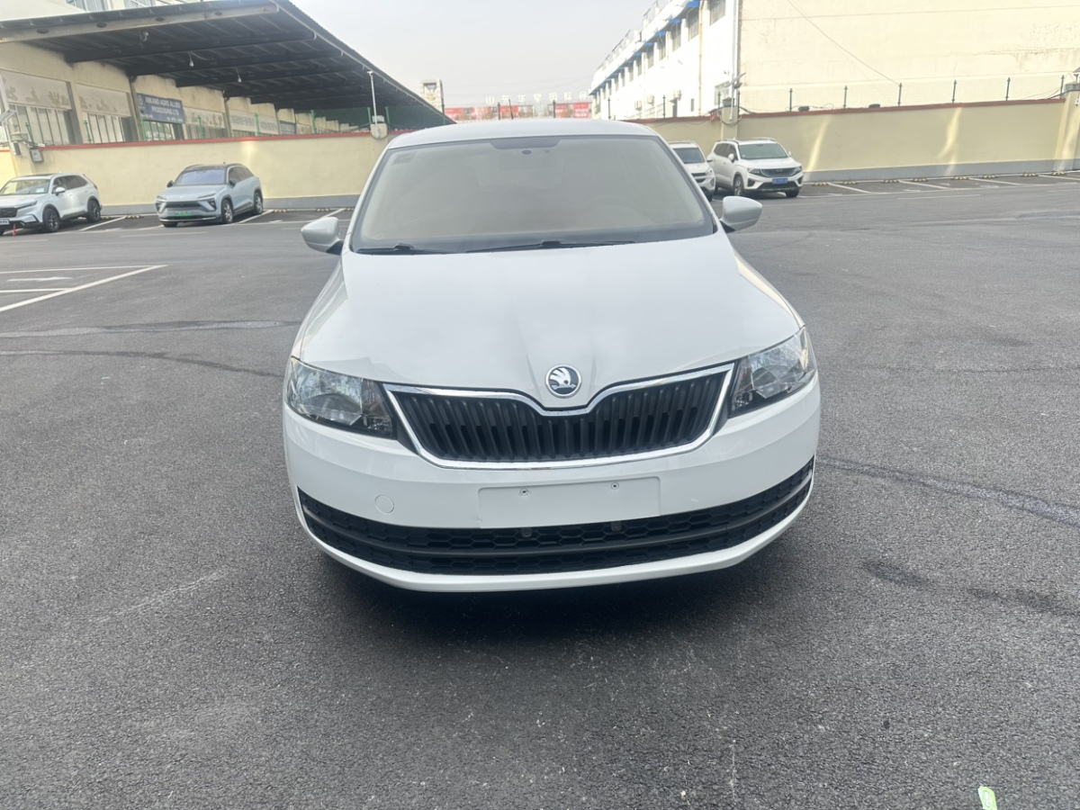 Skoda Rapid Spaceback 2017 car image #2