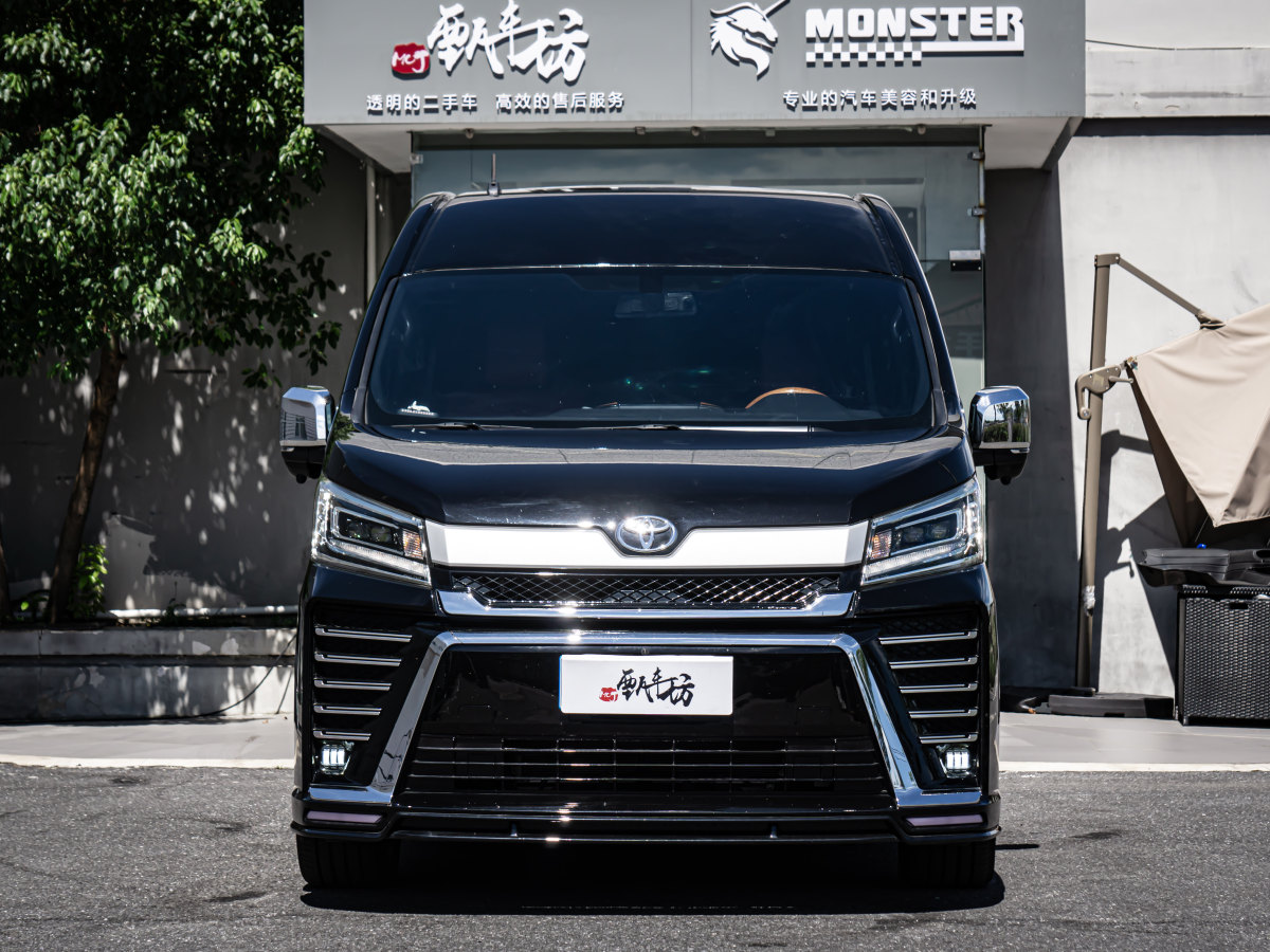 Toyota Hiace 2024 car image #2