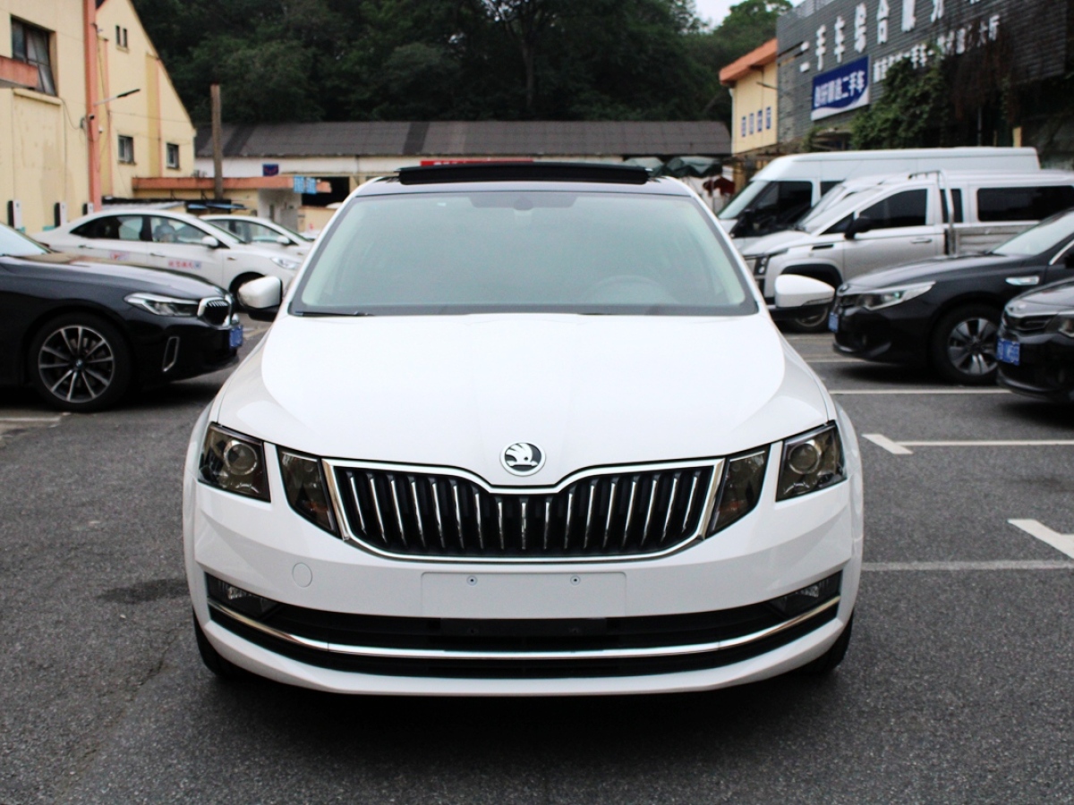 Skoda Octavia 2020 car image #2