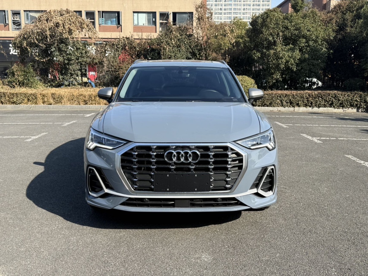 Audi Q3 2022 car image #2