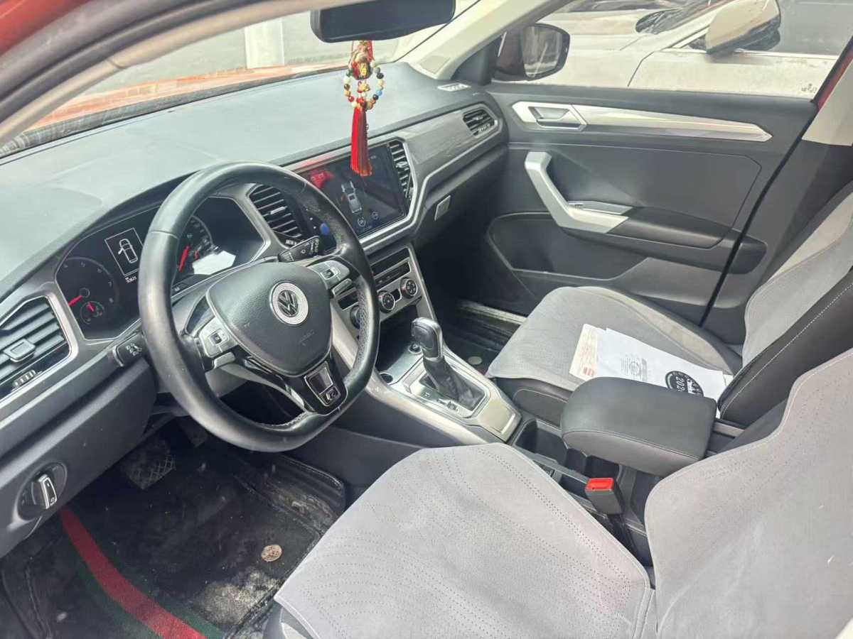 Volkswagen T-Roc 2019 car image #2