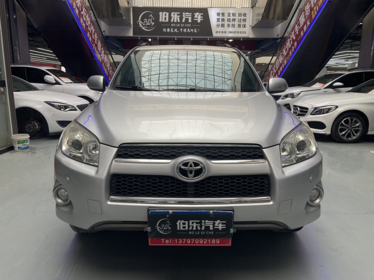 Toyota RAV4 2011 car image #2