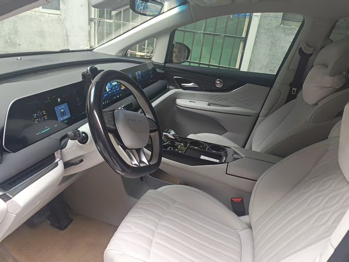 Forthing V9 2024 #2 Forthing V9 2024 car image #2