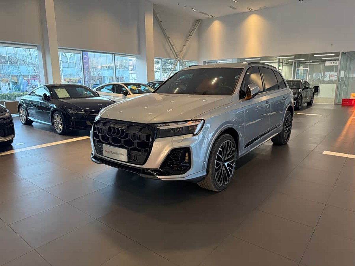 Audi SQ7 2025 car image #2