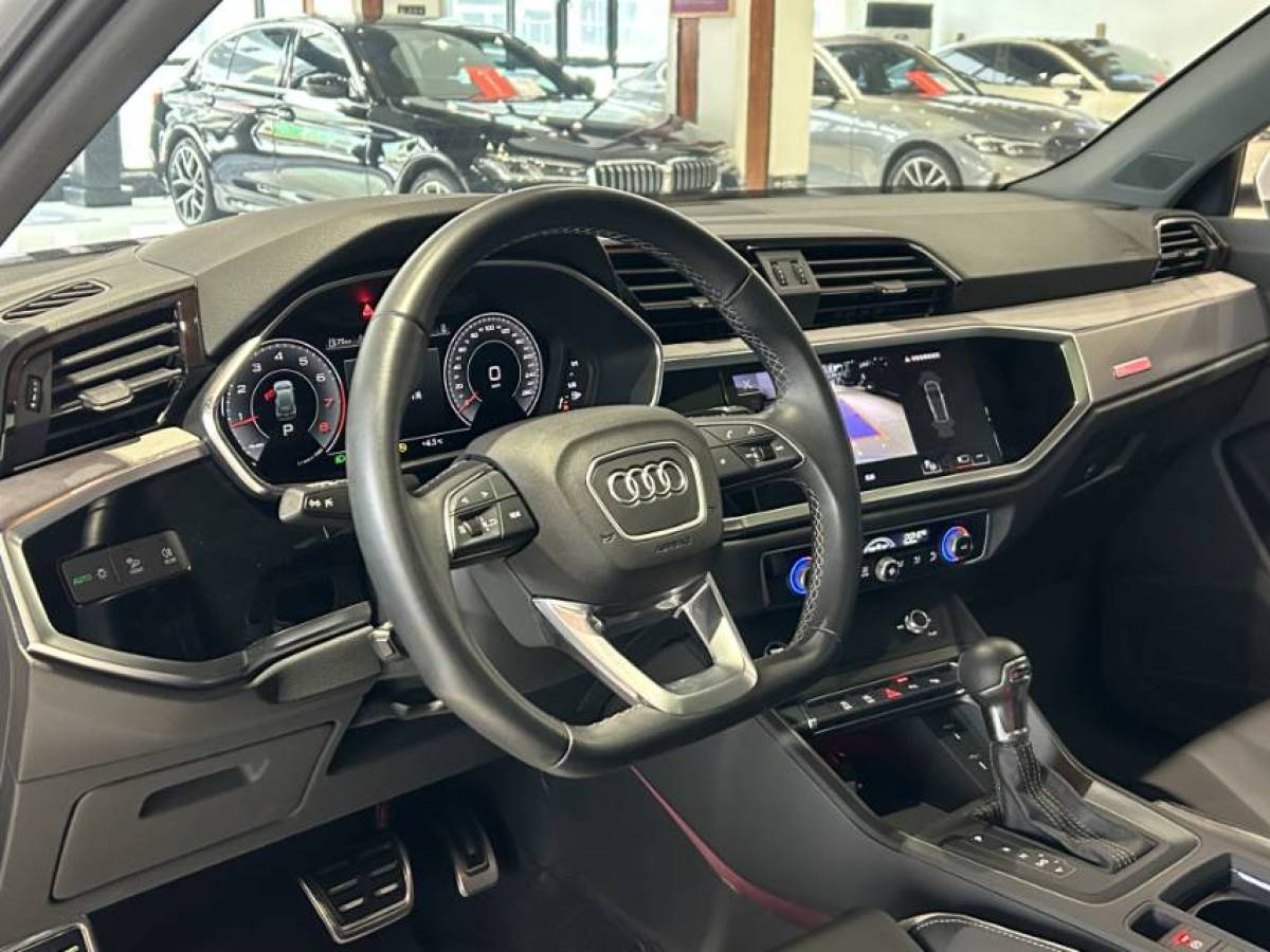 Audi Q3 2024 صورة سيارة #2