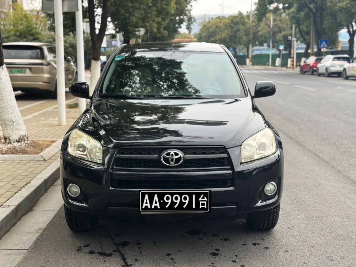 Toyota RAV4 2010 car image #2
