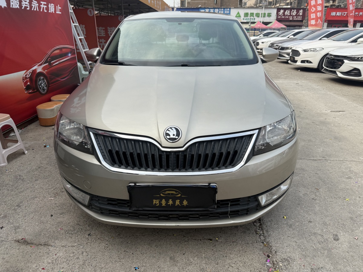 Skoda Rapid 2015 car image #2